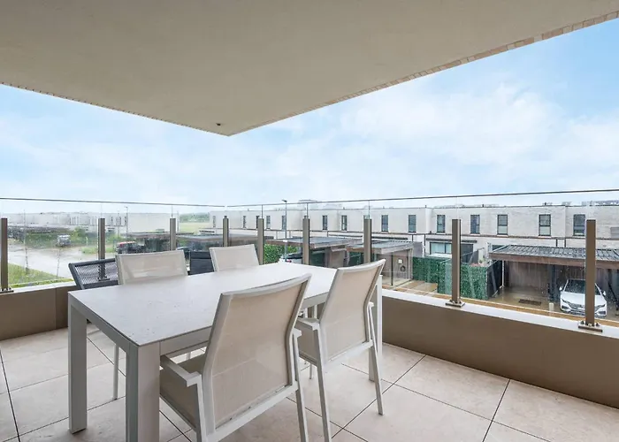 Διαμέρισμα Luxurious With 2 Bedrooms And Balcony *