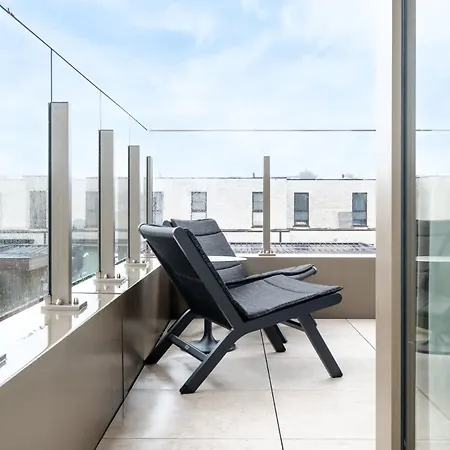 Luxurious With 2 Bedrooms And Balcony *