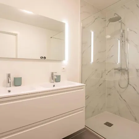Luxurious With 2 Bedrooms And Balcony