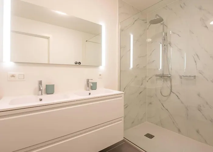 Luxurious With 2 Bedrooms And Balcony